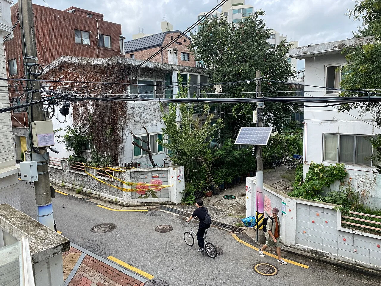 聖水の街並み。特定の開催中イベントを示す写真ではありません。